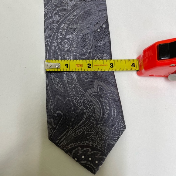 Geoffrey Beene 100% Silk Tie Gray and White Paisley - Picture 6 of 9